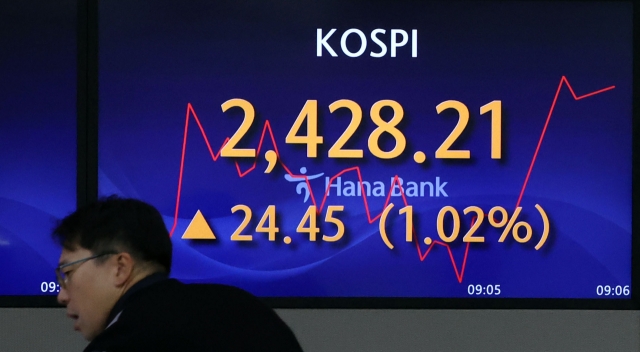 An electronic board showing the Korea Composite Stock Price Index at a dealing room of the Hana Bank headquarters in Seoul on Tuesday. (Yonhap)