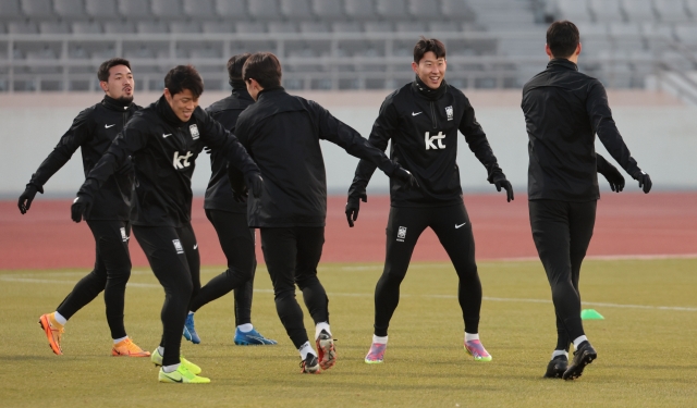 Members of the South Korean men's national football team train at Mokdong Stadium in Seoul on Monday for a match against Singapore in the second round of the 2026 FIFA World Cup qualifying tournament. (Yonhap)