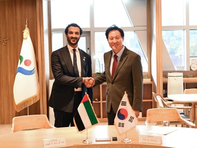 Minister of Economy of the United Arab Emirates Abdulla Bin Touq Al Marri(left) shakes hands with Seoul Mayor Oh Se-hoon during his visit to Seoul. (UAE Ministry of Economy)