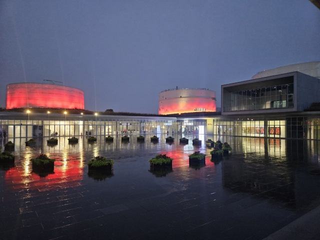 Tank Shanghai glows with light on Nov. 9. (Park Yuna/The Korea Herald)