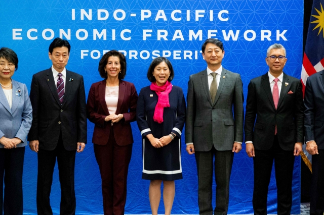 From left to right, Yoko Kamikawa, Minister for Foreign Affairs of Japan, Yasutoshi Nishimura, Minister of Economy, Trade, and Industry of Japan, Gina Raimondo, US Secretary of Commerce, Katherine Tai, US Trade Representative, Dukgeun Ahn, Minister of Trade in the Ministry of Trade, Energy, and Industry of South Korea, Tengku Zafrul Tengku Abdul Aziz, Minister of International Trade and Industry of Malaysia, pose for a photo during a meeting of members of the Indo-Pacific Economic Framework (IPEF) ministerial meeting at the Asia-Pacific Economic Cooperation (APEC) summit in San Francisco, on Monday.(AFP-Yonhap)