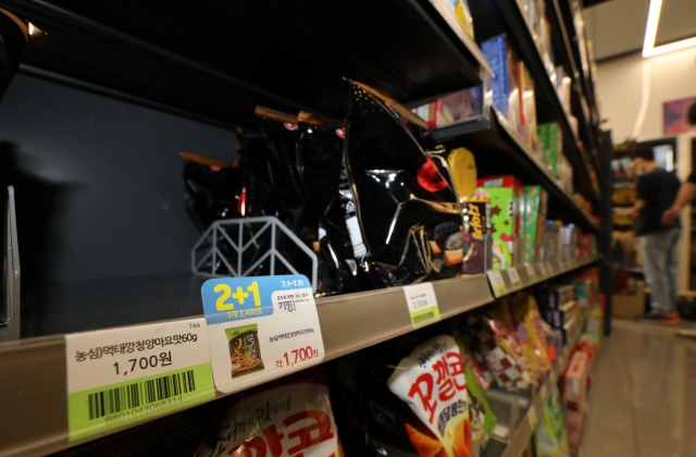 A shelf for Meoktaekkang is empty at a store in Seoul. (Newsis)