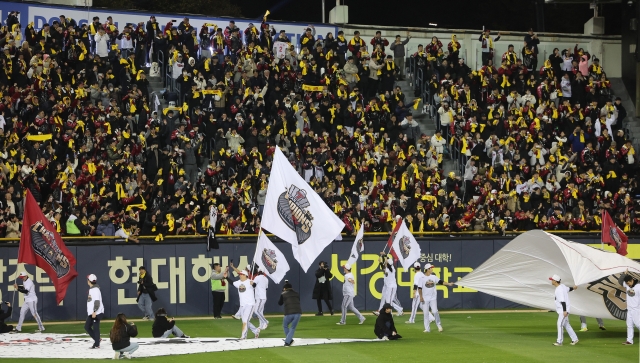 LG Twins' players celebrate after winning the Game 5 of the 2023 Korean Series on Monday, clinching its first title since 1994. (Yonhap)