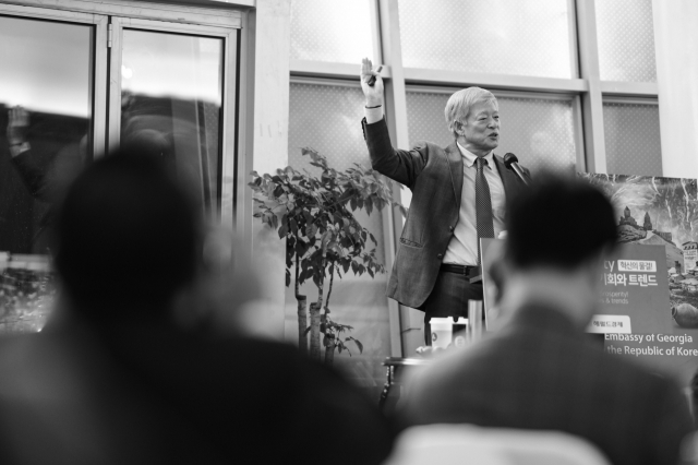 Tae-jae University President Yeom Jae-ho delivers a special lecture at the Global Biz Forum hosted by the Korea Herald at Sebitseom in Seoul on Wednesday. ( Heo Tae-Seung)