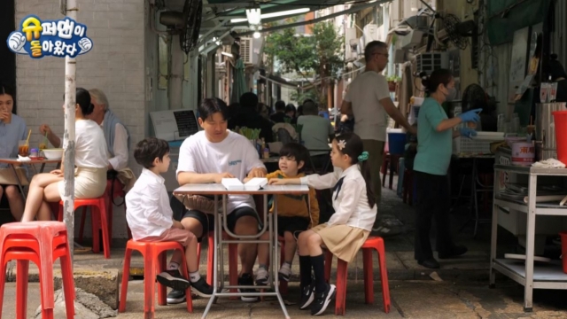 Former soccer player Park Joo-ho and his three children on KBS 2 TV’s men's babysitting television program, “The Return of Superman,” which revolves around celebrity fathers taking care of their children on their own. (KBS)