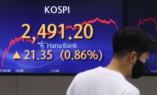 An electronic board showing the Korea Composite Stock Price Index at a dealing room of the Hana Bank headquarters in Seoul on Monday. (Yonhap)