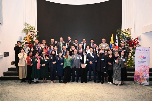 Director of Procolombia Korea Shirley Vega(Sixth from left in first row) and Colombian Ambassador to Korea Alejandro Pelaez Rodriguez (sixth from left second row) pose for a group photo with attendees at the floral workshop co-hosted by the Colombian Embassy in Korea and Procolombia at the Grand Mercure Hotel in Yongsan-gu, Seoul, on Friday. (Embassy of Colombia in Seoul)