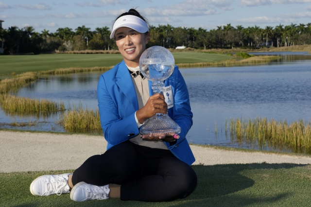 Amy Yang of South Korea poses with the champion's trophy after winning the CME Group Tour Championship at Tiburon Golf Club on the LPGA Tour in Naples, Florida, on Sunday. (Yonhap)