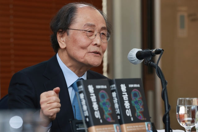 South Korean novelist Jo Jung-rae speaks during a press conference in Jung-gu, central Seoul, Monday. (Yonhap)