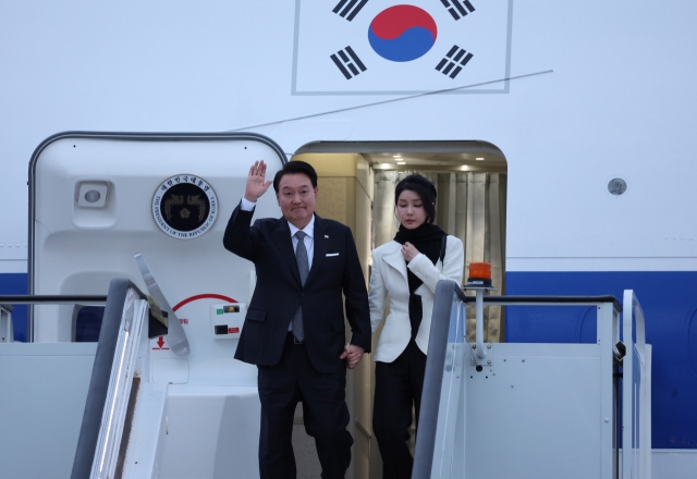 South Korean President Yoon Suk Yeol (left) and first lady Kim Keon Hee arrive at Stansted Airport, near London, on Nov. 20. (Yonhap)