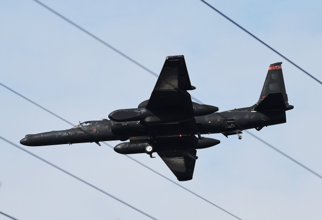 A US U-2S high-altitude reconnaissance aircraft heads to land at Osan Air Base in Pyeongtaek, 65 kilometers south of Seoul, on Wednesday. (Yonhap)