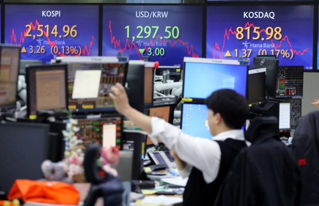 An electronic board showing the Korea Composite Stock Price Index at a dealing room of the Hana Bank headquarters in Seoul on Thursday (Yonhap)