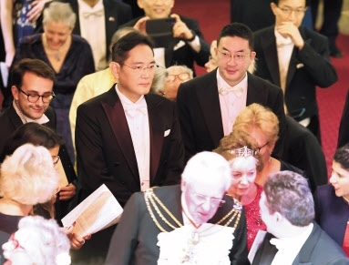 Samsung Electronics Chairman Lee Jae-yong (center left) and LG Group Chairman Koo Kwang-mo (center right) attend a dinner hosted by Michael Mainelli, lord mayor of the City of London, at Guildhall in London on Nov. 22. (Yonhap)