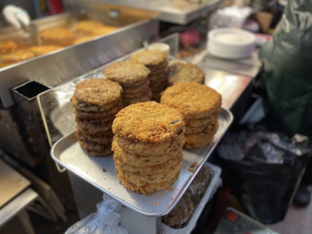 Nokdujeon at Gwangjang Market (Kim Da-sol/The Korea Herald)