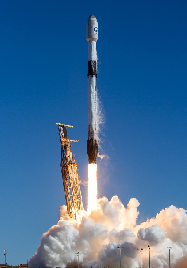 SpaceX Falcon 9 rocket carrying South Korea's first indigenous spy satellite lifts off from U.S. Vandenberg Space Force Base in California on Friday (local time), in this photo provided by SpaceX. (Yonhap)