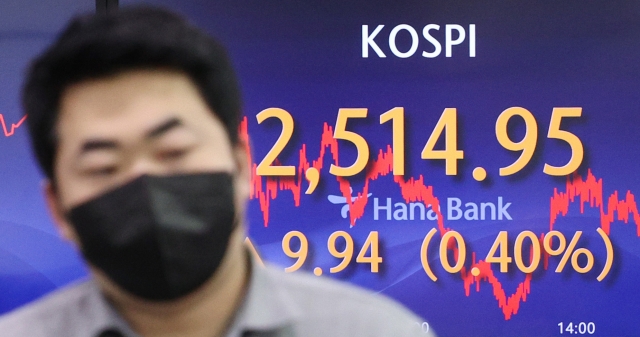 An electronic board showing the Korea Composite Stock Price Index at a dealing room of the Hana Bank headquarters in Seoul on Monday. (Yonhap)