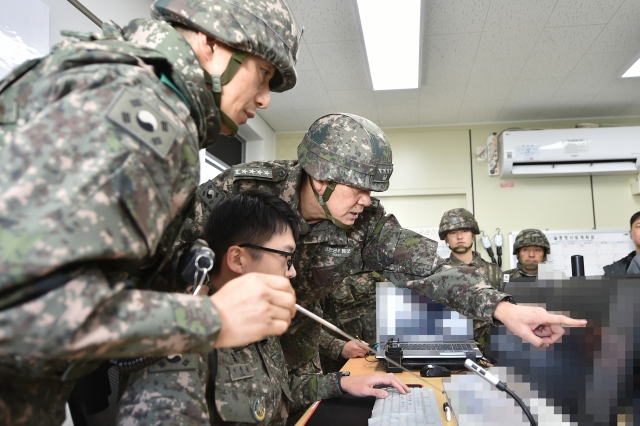 Joint Chiefs of Staff Chairman Adm. Kim Myung-soo is briefed on the security situation near the border with North Korea during his visit to an air defense unit on the western front on Dec. 3 in this photo provided by the JCS. (Yonhap)