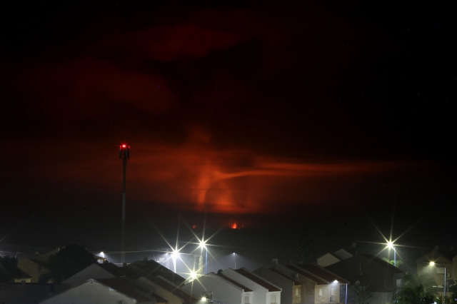 Fire and smoke billow over the Gaza Strip during an Israeli airstrike as seen from Sderot, near the southern Israeli border with Gaza, on Monday. Israel's army sent dozens of tanks into southern Gaza as part of expanded action against Hamas despite global concern over mounting civilian deaths, and as communications was cut across the besieged territory. (AFP-Yonhap)