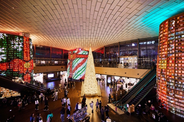 A Christmas tree at the Starfield Library in Coex, Gangnam-gu, southern Seoul (Shinsegae Property)