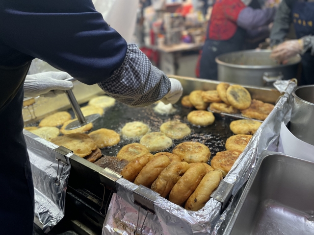 Namdaemun hotteok (Kim Da-sol/The Korea Herald)