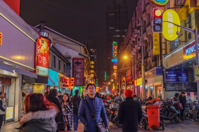 Crowds navigate the Nanjing Road Walking Street in Shanghai on Jan. 26, 2023. (123rf)