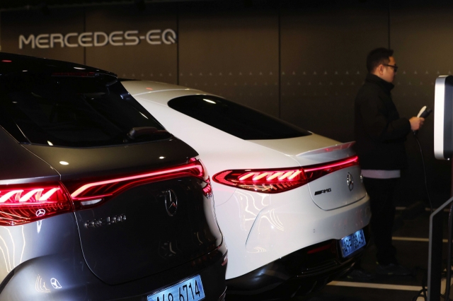 Mercedes-Benz’s electric vehicle charging station at Seoul Square in Jung-gu, Seoul (Yonhap)