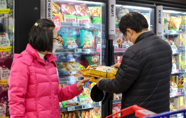 People shop at a discount chain store in Seoul on Nov. 19. (Yonhap)