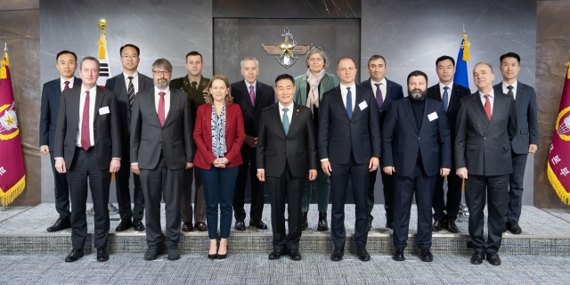 South Korean Defense Minister Shin Won-sik (center, first row) and the representatives of eight member states of the North Atlantic Treaty Organization pose for a photo after their meeting at the defense ministry building in Seoul on Wednesday. (Yonhap)