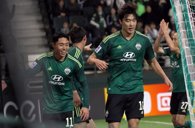 Lee Dong-jun of Jeonbuk Hyundai Motors (left) celebrates after scoring against Bangkok United during the clubs' Group F match at the Asian Football Confederation Champions League at Jeonju World Cup Stadium in Jeonju, North Jeolla Province, on Wednesday. (Yonhap)