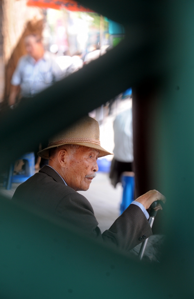 Most of the visitors to Tapgol Park are older adults. (The Korea Herald DB)