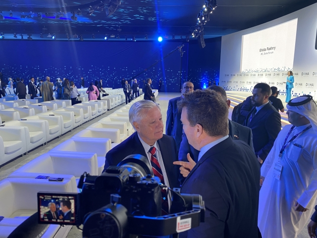 US Senator Lindsey Graham interacts with participants after a session at the Doha Forum at Sheraton Grand Doha Resort and Convention Hotel in Doha,Qatar on Sunday. (Sanjay Kumar/The Korea Herald)