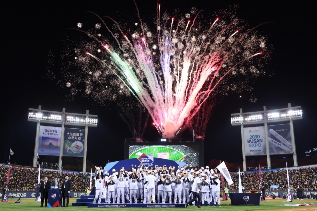 LG Twins players celebrate winning the Korean Series over the KT Wiz following their 6-2 victory in Game 5 at Jamsil Baseball Stadium in Seoul on Nov. 13. (Yonhap)