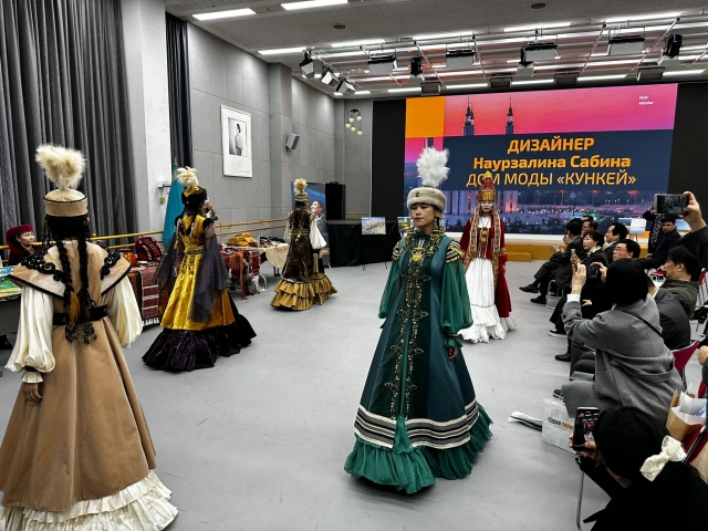 Artists demonstrate best works of Aktobe designers, artisans and jewelers at roadshow at Seoul Cyber University at Gangbuk-gu, Seoul on Dec.11. (Kazakh Embassy in Seoul)