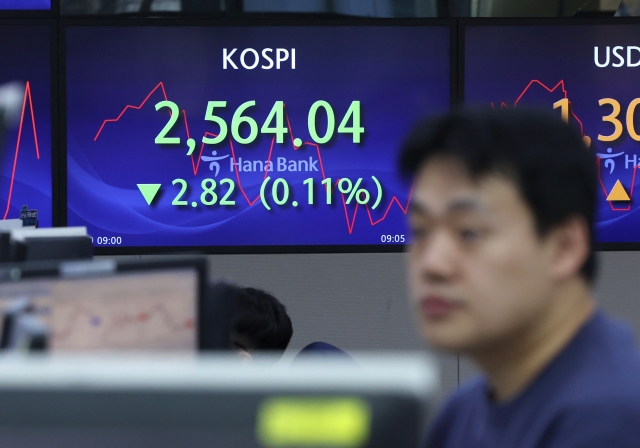 An electronic board showing the Korea Composite Stock Price Index at a dealing room of the Hana Bank headquarters in Seoul on Tuesday. (Yonhap)