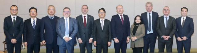 Hanwha TotalEnergies Petrochemical CEO Laurentius Na, who doubles Korea Chamber of Commerce and Industry's Korea chapter chair for business cooperation with France (sixth from left) and Air-Liquide CEO Francois Jackow, who doubles as chair of the France-South Korea Business Council of the Movement of the Enterprises of France (seventh from left), pose with other attendees from the two business groups at the meeting held at the KCCI headquarters in central Seoul on Tuesday. (The KCCI)