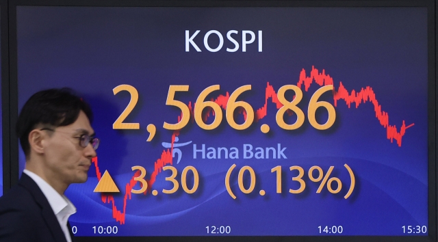 An electronic board showing the Korea Composite Stock Price Index at a dealing room of the Hana Bank headquarters in Seoul on Wednesday. (Yonhap)