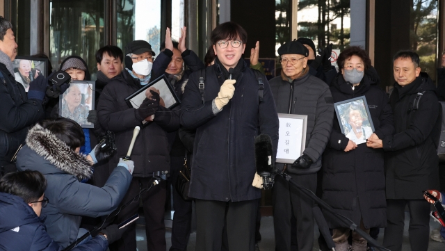 Bereaved family members and their lawyers hold a press conference at the Supreme Court in Seoul on Thursday, after the top court upheld two appellate court rulings that ordered two Japanese companies -- Mitsubishi Heavy Industries Ltd. and Nippon Steel Corp. -- to compensate South Koreans forced into wartime labor during Japan's 1910-45 colonial rule. (Yonhap)