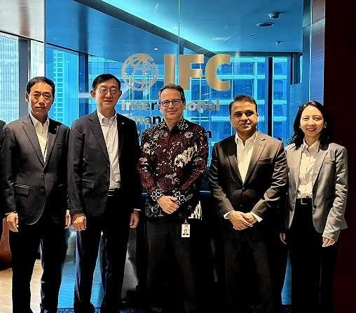 Bank Shinhan Indonesia President Director Koo Hyung-hoe (left), Shinhan Bank's Global Business Group head Seo Seung-hyun (second from left) and Asif Mustaqim (fourth from left), head of Asia Region, Financial Institutions Group at the International Finance Corp., pose for photos with other officials at the IFC’s office in Jakarta, Indonesia. (Shinhan Financial Group)