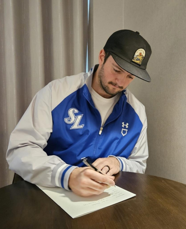 Connor Seabold, new pitcher for the Samsung Lions, signs his contract with the Korea Baseball Organization club, in this photo provided by the Lions on Friday. (Yonhap)