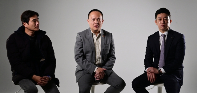 Lee Sang-hyun (left), outgoing president of JCI Korea, Felix Soesanto (center), chief of JCI Indonesia, and Choi Min-win (right), the incoming chief to lead JCI Korea in 2024, pose for photos prior to an interview at The Korea Herald’s headquarters in Seoul on Thursday. (Park Hae-mook/The Korea Herald)