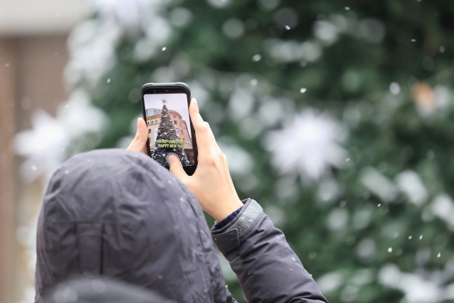 A person takes a photo of a Christmas tree in Myeong-dong, Seoul, Monday. (Yonhap)