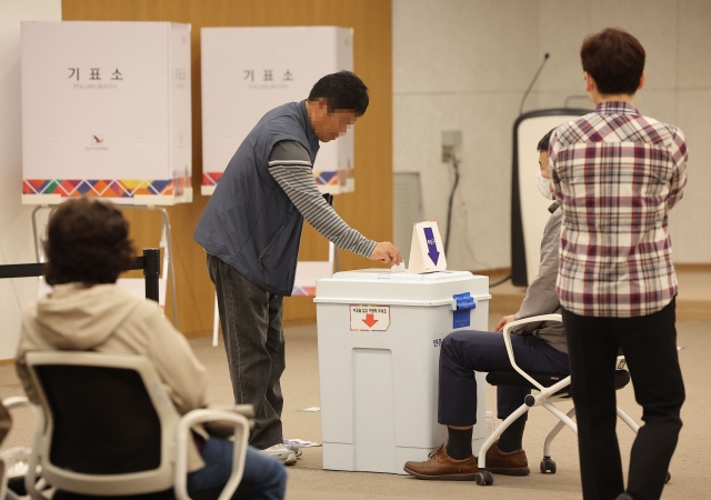 Voters cast their ballots at a polling station in Seoul's Gangseo Ward government office on Oct. 6, the first day of the two-day early voting for the Oct. 11 by-election to select the ward's chief. The poll is of great significance to rival parties as it is considered a litmus test for the general elections in April next year. (Yonhap)