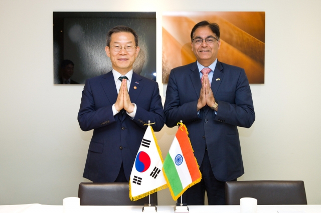 Indian Ambassador to Korea Amit Kumar and Minister of Science and ICT Lee Jong-Ho discuss strategies to boost science and ICT cooperation and the bilateral relationship marking the 50th anniversary of Korea-India diplomatic ties. (Ministry of Science and ICT)