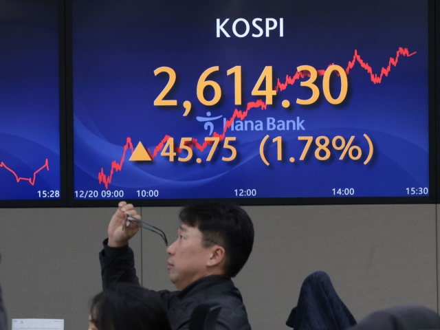 An electronic board showing the Korea Composite Stock Price Index at a dealing room of the Hana Bank headquarters in Seoul on Tuesday. (Yonhap)