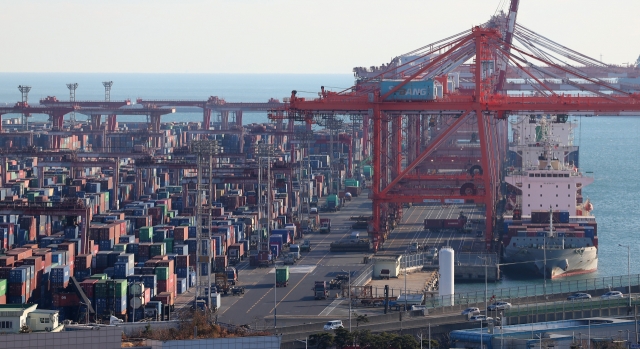 Sinseondae Pier at Busan Port Terminal in Nam-gu, Busan, bustles with activity on Dec. 1. (Yonhap)