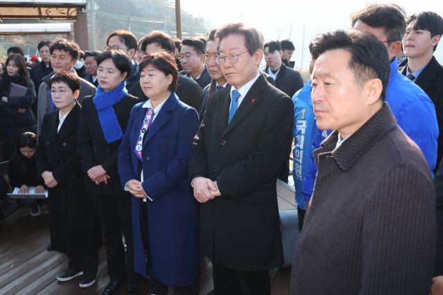 Lee Jae-myung is seen during his visit to Busan on Tuesday. (Yonhap)