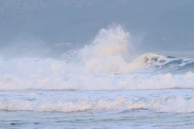 A tsunami stirs up high waves off the eastern coastal city of Pohang, South Korea, on Tuesday, following a magnitude-7.6 earthquake in Japan's Noto Peninsula the previous day. (Yonhap)