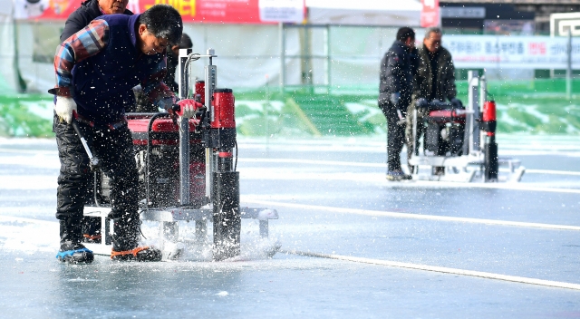 Ahead of an annual world-renowned ice fishing festival in Hwacheon, Gangwon Province, beginning over the weekend, installation of facilities is finalized at Hwacheon Stream on Thursday. (Yonhap)