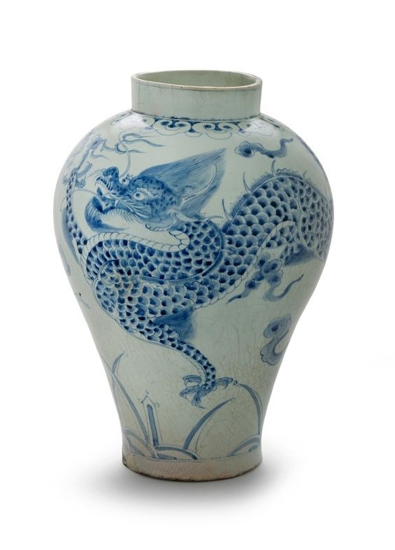 A white porcelain jar with a cloud and dragon design in a blue underglaze from the 18th century (National Folk Museum of Korea)