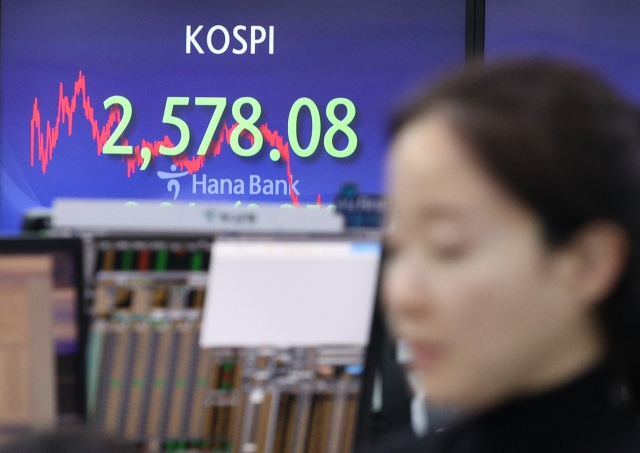 An electronic board showing the Korea Composite Stock Price Index at a dealing room of the Hana Bank headquarters in Seoul on Friday. (Yonhap)